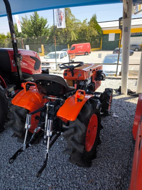 TRATOR KUBOTA B7001
